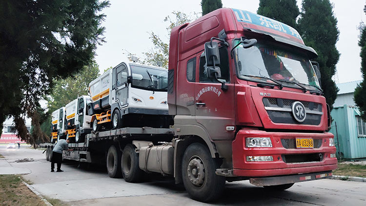 聊城环卫企业引进纯电动垃圾清运车发货现场