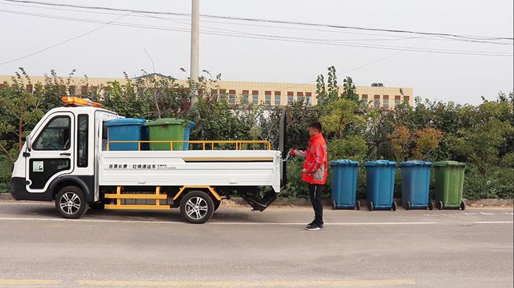百易长青电动四轮八桶垃圾运输车作业演示视频