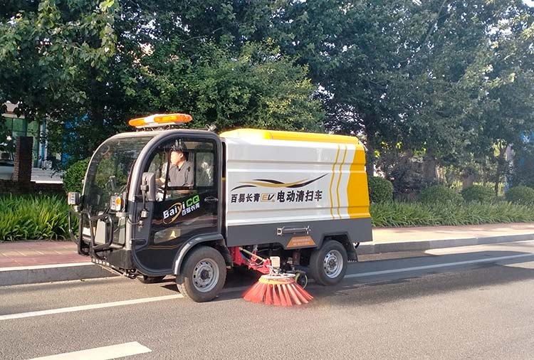 百易长青驾驶式电动清扫车作业图片