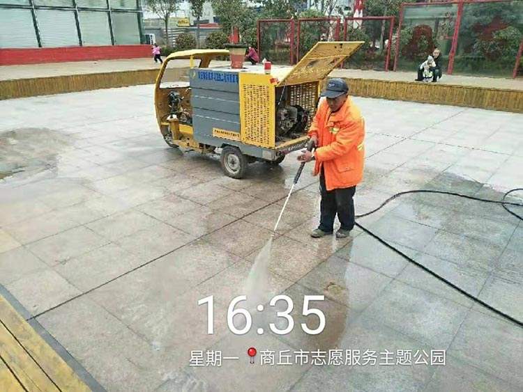 河南环卫企业引进高压冲洗车，用于公园地砖冲洗