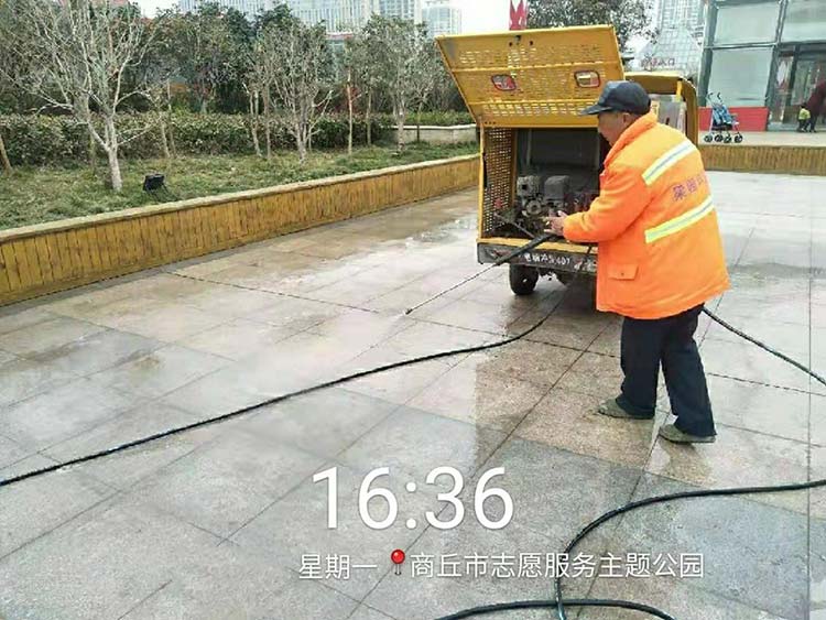 河南环卫企业使用高压冲洗车清洗地砖