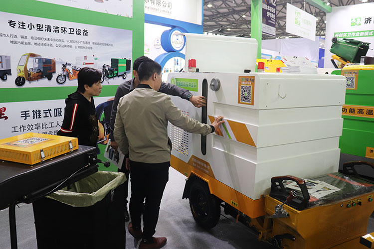 百易纯电动洗扫车在上海展会