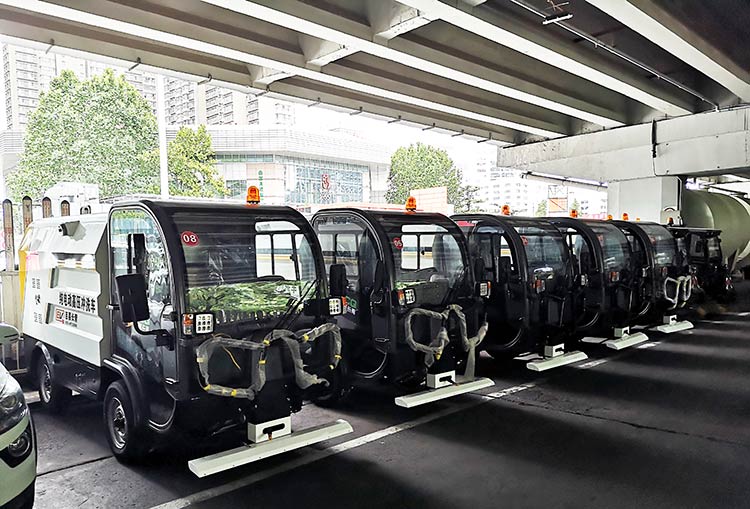 北京环卫企业引进纯电动四轮高压冲洗车到货现场