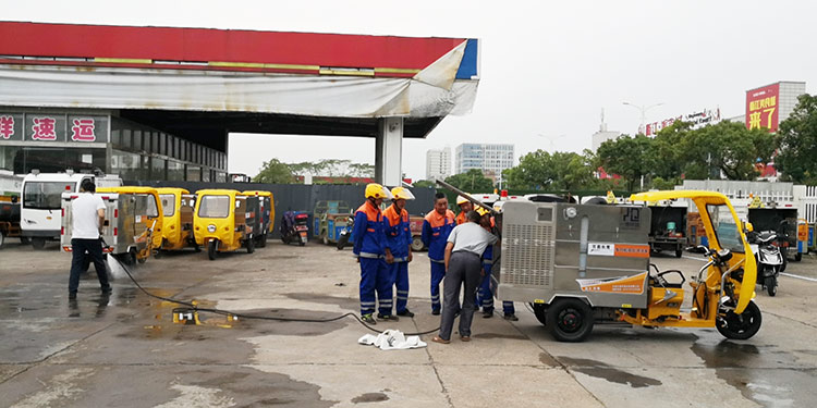 浙江环卫企业引进高压冲洗车和垃圾清运车培训现场